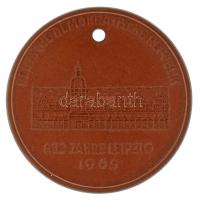 Német Demokratikus Köztársaság 1965. "800 éves Lipcse / 1165-1965" kétoldalas, jelzett porcelán emlékérem (40mm) T:AU, lyukasztott German Democratic Republic 1965. "800 Jahre Leipzig / 1165-1965" two-sided, marked porcelain commemorative medallion (40mm) C:AU, holed