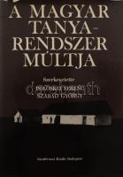 Pölöskei Ferenc - Szabad György (szerk.): A magyar tanyarendszer múltja. Tanulmányok. Bp., 1980, Akadémiai Kiadó, 449+(3) p.+ 24 (fekete-fehér fotók) t. Kiadói egészvászon-kötés, kissé sérült kiadói papír védőborítóban.
