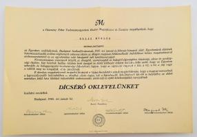 1946 Bp., a Pázmány Péter Tudományegyetem Rector Magnificusa és Tanácsa által kiállított dicsérő oklevél Bezák Miklós hittudomány szakos hallgató részére, aki Budapest ostroma alatt ,,önfeláldozó hősies magatartásával emberszeretetéről és az egyetemhez való hűségéről tett tanúbizonyságot"; Moór Gyula (1888-1950) jogtudós, politikus, országgyűlési képviselő, az MTA ideiglenes elnöke, az egyetem rektora; Ibrányi Ferenc (1901-1983) katolikus pap, teológus, a hittudományi kar dékánja; Szandtner Pál (1884-1963) jogász, a jogtudományi kar dékánja; Kiss Ferenc, az orvostudományi kar dékánja; ill. Hajnal István, a bölcsészettudományi kar dékánjának aláírásával. Hajtva, 34,5x24,5 cm