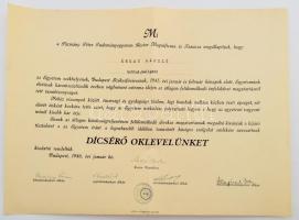 1946 Bp., a Pázmány Péter Tudományegyetem Rector Magnificusa és Tanácsa által kiállított dicsérő oklevél Árkay Miklós hittudomány szakos hallgató részére, aki Budapest ostroma alatt ,,önfeláldozó hősies magatartásával emberszeretetéről és az egyetemhez való hűségéről tett tanúbizonyságot"; Moór Gyula (1888-1950) jogtudós, politikus, országgyűlési képviselő, az MTA ideiglenes elnöke, az egyetem rektora; Ibrányi Ferenc (1901-1983) katolikus pap, teológus, a hittudományi kar dékánja; Szandtner Pál (1884-1963) jogász, a jogtudományi kar dékánja; Kiss Ferenc, az orvostudományi kar dékánja; ill. Hajnal István, a bölcsészettudományi kar dékánjának aláírásával. Hajtva, 34,5x24,5 cm