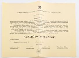 1946 Bp., a Pázmány Péter Tudományegyetem Rector Magnificusa és Tanácsa által kiállított dicsérő oklevél Csanád Béla hittudomány szakos hallgató részére, aki Budapest ostroma alatt ,,önfeláldozó hősies magatartásával emberszeretetéről és az egyetemhez való hűségéről tett tanúbizonyságot"; Moór Gyula (1888-1950) jogtudós, politikus, országgyűlési képviselő, az MTA ideiglenes elnöke, az egyetem rektora; Ibrányi Ferenc (1901-1983) katolikus pap, teológus, a hittudományi kar dékánja; Szandtner Pál (1884-1963) jogász, a jogtudományi kar dékánja; Kiss Ferenc, az orvostudományi kar dékánja; ill. Hajnal István, a bölcsészettudományi kar dékánjának aláírásával. Hajtva, 34,5x24,5 cm