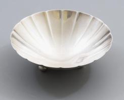 1940 Tiffany &amp; Co. art deco ezüst (Ag) legyezőalakos mogyorós tál. Sterling ezüst, formaszám: 22673, lábánál kis benyomódással, d:15 cm, m: 5 cm, nettó 223g
