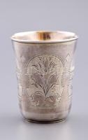 1884 Orosz ezüst (Ag) pohár, vésett épület- és virágmintával, jelzett, m: 5,5 cm, nettó 35g