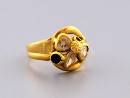 Arany (Au) gyűrű, m: 53, jelzett, 18k, kövekkel, bruttó 2,4g