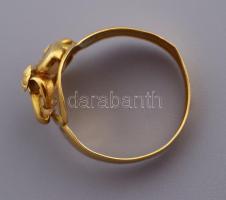 Arany (Au) gyűrű, m: 53, jelzett, 18k, kövekkel, bruttó 2,4g