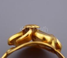 Arany (Au) gyűrű, m: 53, jelzett, 18k, kövekkel, bruttó 2,4g