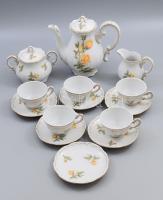 Zsolnay sárga rózsa mintás kávés készlet, 1 csésze hiánnyal, jelzett, egy alátéten gyári hibával.