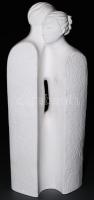 Világhy Árpád (1960- ): Szerelmesek. Biszkvit porcelán, jelzés nélkül, kis kopással, m: 29,5 cm