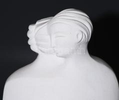 Világhy Árpád (1960- ): Szerelmesek. Biszkvit porcelán, jelzés nélkül, kis kopással, m: 29,5 cm