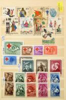 Magyar összeállítás az 1950-es évektől 10 lapos közepes berakóban és néhány stecklapon, benne sorok ...