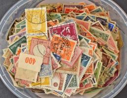 Deutsches Reich és területek műanyag dobozban ömlesztve, több ezer darab bélyeg