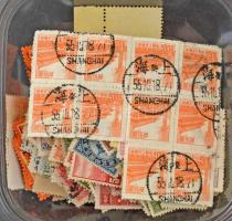 Kína pár száz darab bélyeg csíkokkal, tömbökkel ömlesztve kis dobozban