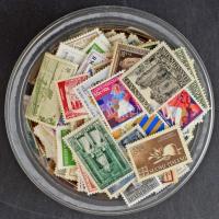 1-2 ezer darab bélyeg kis dobozban ömlesztve (falcos csak véletlenül lehet benne)