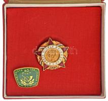 1960 k. "A Posta Kiváló Dolgozója" aranyozott, zománcozott bronz jelvény + 40 éves Törzsgárda műgyantás jelvény, eredeti tokban T:AU