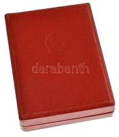 1950 k. "Kiváló Dolgozó" Rákosi-címeres zománcozott kitüntetés miniatűrrel, eredeti, dombo...