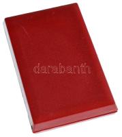 1970 k. "Kiváló Újító" műgyantás bronz jelvény miniatűrrel eredeti, kissé sérült tokban T:...