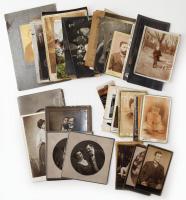 Egy kisebb doboznyi régi családi fotó, közte néhány képeslap, tábori posta levelezőlap is