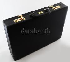 Kinghoff 13 részes kés készlet, bőröndben.