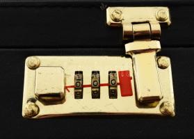 Kinghoff 13 részes kés készlet, bőröndben