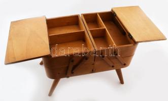 Régi varródoboz, 4 lábon, hiánnyal, 37x29 cm