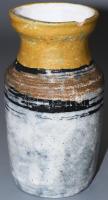 Gorka Lívia (1925-2011): Váza. Jelzett, szájánál sérüléssel, m: 18,5 cm