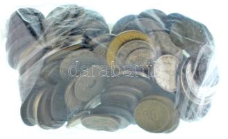 Vegyes külföldi érmetétel főként egzotikus és/vagy 1950. előtti érmékkel, mintegy ~600g súlyban T:vegyes Mixed foreign coin lot mainly with exotic and/or pre-1950 coins (about ~600g in weight) C:mixed