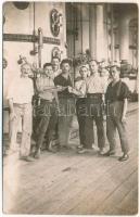 Marosvásárhely, Targu Mures; cukorgyári munkások, belső. Joan Kántor felvétele / sugar factory workers, interior. photo (EB)