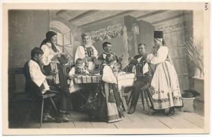 Nagycsűr, Großscheuern, Sura Mare; Bauernfamilie. Orig. Aufn. E. Fischer / parasztcsalád népviseletben, belső / peasant family in folk costume, interior (EK)