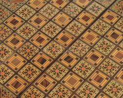 Gazdag intarziás keleti sakk és ostábla, gyöngyház részekkel, kopással, 40x40 cm