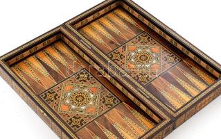Gazdag intarziás keleti sakk és ostábla, gyöngyház részekkel, kopással, 40x40 cm