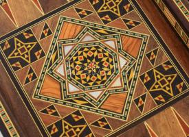 Gazdag intarziás keleti sakk és ostábla, gyöngyház részekkel, kopással, 40x40 cm