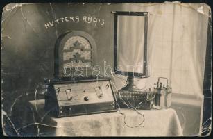 cca 1920-1930 Huttera rádió fényképe, felületén törésnyomok, 9×13 cm