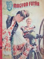 [Folyóirat] Magyar Futár. Politikai hetilap. Szerkeszti: Rajniss Ferenc. IV. évfolyam, 14. szám. (1944. április 5.) Budapest, 1944. Stádium Rt. ny. Folio. 22 + [2] p. A Rajniss Ferenc szélsőjobboldali újságíró, közgazdász, szociálpolitikus főszerkesztésével megjelenő képes politikai hetilap 1941. május 29-e és 1944. december 6-a között jelent meg, erősen németbarát szellemben. Jóllehet első lapszámában a lap pártoktól függetlenként, az összmagyar szociális összefogás híveként határozta meg magát, álláspontja igencsak közel esett az éppen ellenzékben levő, szélsőjobboldali Imrédy Béla-féle Magyar Megújulás Pártjához. 1944 áprilisából való lapszámunk kiadása idején a lap azonban hirtelen kormánypártivá vált, a Berlin érdekeit kiszolgáló Sztójay-kormány híveként pedig vezércikkében a korábbi kormány szociális politikáját élesen kritizálta, a kinevezett új államtitkárokat (Baky László, Endre László) barátilag üdvözölte, antiszemita hangvételét pedig megtartotta. Lapszámunk a gondosan megszűrt hadi képriportokban az olasz és német helytállást magasztalja, a balkáni partizánellenes hadműveletek sikereiről ír, a magyar-német tornász bemutatóról, illetve a húsvéti ünneplésről közöl képválogatást. Irodalmi anyagként Dövényi Nagy Lajos folytatásos regényét adja közre, Dinnyés Károly és Görgényi grafikáival. A hátsó fedőborító belső oldalán az Atlanti Charta baráti nyilatkozatait kifigurázó egész oldalas karikatúra. A folyóirat valamennyi lapszáma szerepel az Ideiglenes Nemzeti Kormány által 1945-ben betiltott művek jegyzékén. A lapszéleken apró foltosság és gyűröttség, néhány levélen apró szakadásnyom. Fűzve, színes, illusztrált, enyhén hiányos, halványan foltos kiadói borítóban.