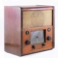 1942-1944 Orion 366 rádió. 4+2 csöves, háromhullámsávos (R-K-H), héthangoltkörös, váltóáramú készülék sávszűrő s bemenettel, kettős óraskálával, rövidhullámon újszerű sávnyújtással, kombinált hangszín és szelektivitásszabályozóval. Korának megfelelő állapotban, nem kipróbált, 44x26x45 cm /// 1942?1944 Orion 366 radio. 4+2 tube, three-waveband (LW-MW-SW), seven-tuned-circuit, AC-operated receiver with band-pass filter and input, dual dial scale, innovative band spread on shortwave, combined tone and selectivity control. In condition appropriate for its age, untested, 44×26×45 cm