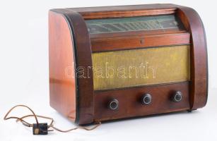 1950-1951 Orion 331 rádió. "Az Orion 331 típusú rádiókészülék 3+2 csöves, három hullámsávos, dobváltós rendszerű készülék. Külső antenna és lemezjátszó csatlakozási lehetőséggel rendelkezik. A skálája kissé megdöntve a készülék felső részén helyezkedik el, feltehetően a kedvezőbb skála-leolvasás érdekében." Korának megfelelő állapotban, nem kipróbált, 38x27x51 cm /// 1950?1951 Orion 331 radio. The Orion 331 radio receiver is a 3+2 tube, three-waveband, drum-switch type unit. It has connections for an external antenna and a record player. Its dial is slightly tilted and positioned at the upper part of the set, presumably for easier reading. In condition appropriate for its age, untested, 38×27×51 cm