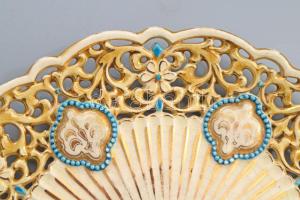 cca 1885 Zsolnay dísztál arabos dekorral. Többszínű mázzal bevont korongozott fehércserép, áttört dí...