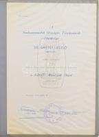 1976 Grétsy László (1932-2024) nyelvész részére adományozott SZOT Művészeti Díj oklevele, a Szakszervezetek Országos Tanácsának Elnöksége adományozása, mappában.