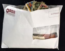 Kis doboznyi bündli és bündlitöredék + 1945 előtti képeslapok + modern képes bélyegek nagyrészt kivágásokokon, borítékban