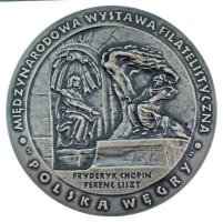 Lengyelország 1997. "Lengyel Bélyeggyűjtő Szövetség - Varsói Kulturális Központ / Lengyel-Magyar Nemzetközi Filatéliai Kiállítás - Frédéric Chopin - Liszt Ferenc" kétoldalas, ezüstpatinázott bronz emlékérem műanyag tokban (70mm) T:AU Poland 1997. "POLSKI ZWIAZEK FILATELISTOW - WARSZAWSKI OSRODEK KULTURY / MIEDZYNARODOWA WYSTAWA FILATELISTYCZNA - FRYDERY CHOPIN - FERENC LISZT" two-sided, silver plated bronze commemorative medallion in plastic case (70mm) C:AU