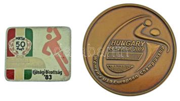 1983. Magyar Kézilabda Szövetség "MKSZ 50 éves - Kézilabdázó utánpótlás nevelésért - Ifjúsági Bizottság '83" egyoldalas, részben műgyantás fém emlékplakett karton tokban (26x30mm) + 2009. "Női Junior Kézilabda Európa-bajnokság - Magyarország 2009. augusztus 14-23." kétoldalas bronz emlékérem kapszulában, tokban (42,5mm) T:AU,XF