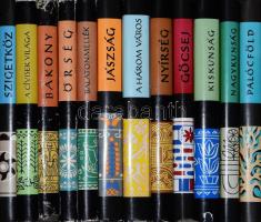 A Magyar Néprajz sorozat 12 kötete: Szabó László: Jászság.; Vajkai Aurél: Bakony.; Balatonmellék.; Manga János: Palócföld.; Bellon Tibor: Nagykunság.; stb. Bp., 1959-1988, Gondolat. Kiadói félvászon-kötés / kartonált papírkötés, kiadói papír védőborítóban, változó állapotban.