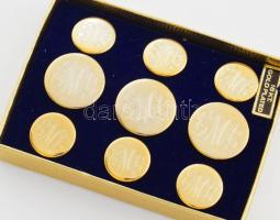 9 darab 18k arannyal bevont monogramos gomb, dobozában, d:1,5-2 cm