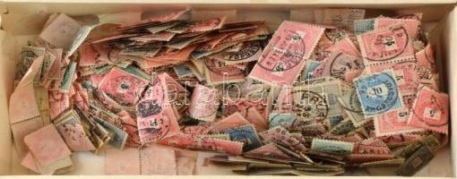 Kb. 1.000 db Krajcáros bélyeg desszertes dobozban