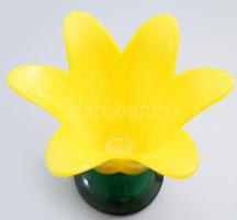 Iparművész anyagában színezett virág alakú talpas kínáló, jelzés nélkül, hibátlan, d: 19 cm, m: 17 c...