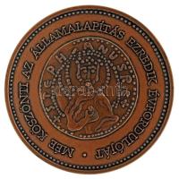 2000. "MÉE köszönti az Államalapítás ezredik évfordulóját" kétoldalas bronz naptárérem műanyag tokban (42,5mm) T:AU Adamo BP50