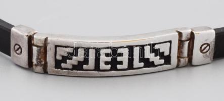 Ezüst(Ag) fekete pántos modern karkötő, jelzett, h: 22 cm, bruttó: 15,7 h