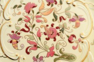 Zsolnay aranykontúrozott virágmintás dísztál, jelzett, hibátlan, d: 30,5 cm