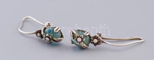 Ezüst(Ag) opálköves, nefelejcsmintás fülbevalópár, jelzett, h: 3 cm, bruttó: 2,1 g