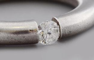 Ezüst(Ag) szoliterköves gyűrű, jelzett, méret: 58, bruttó: 8,3 g