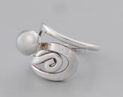 Ezüst(Ag) golyódíszes modern gyűrű, jelzett, méret: 52, nettó: 4,2 g